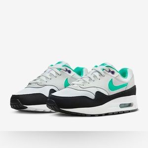 Nike Air Max 1. EUC. Big kid size 7 - women 8.5